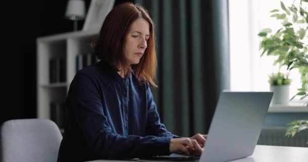 在笔记本电脑上工作的妇女 — 图库视频影像