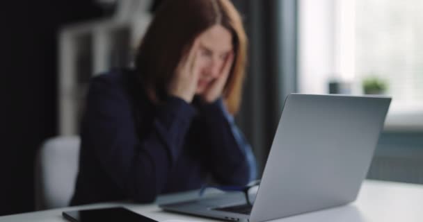 Mulher cansada trabalhando no laptop — Vídeo de Stock