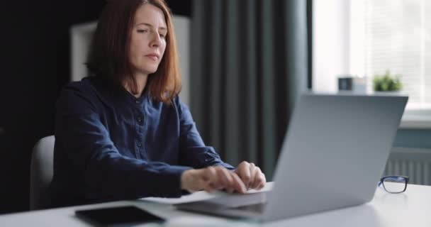 Vrouw moe na computer werk — Stockvideo