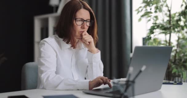 Gedachte vrouw met laptop — Stockvideo