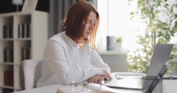 Žena unavená po notebooku — Stock video