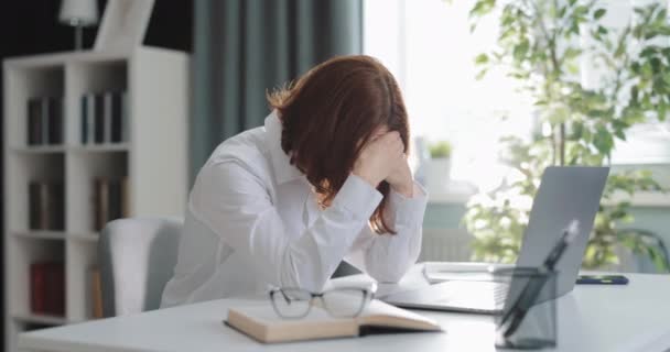 Mulher cansada do trabalho laptop — Vídeo de Stock