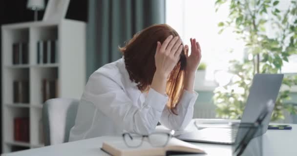 Женщина чувствует усталость после работы — стоковое видео