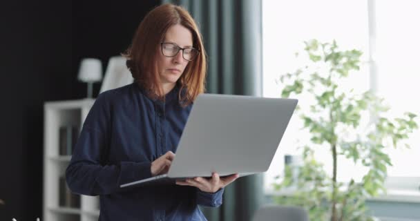 Žena stojící s laptopem — Stock video