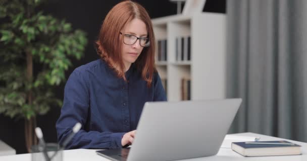 Vrouw met laptop aan de balie — Stockvideo