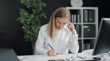 Kadın kahve molası veriyor.