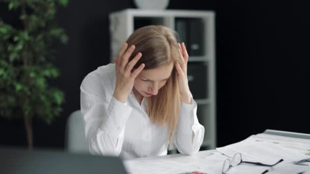 Kvinna som har stress på jobbet — Stockvideo