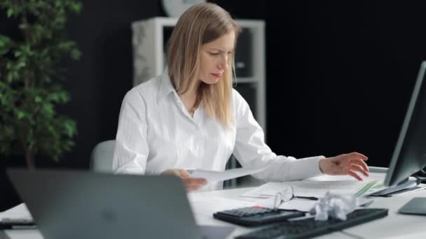 Employeur bouleversé jetant du papier froissé — Video