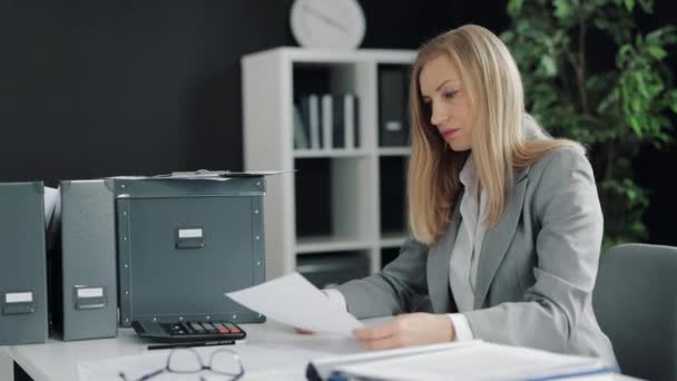Депрессивная деловая женщина в офисе — стоковое видео