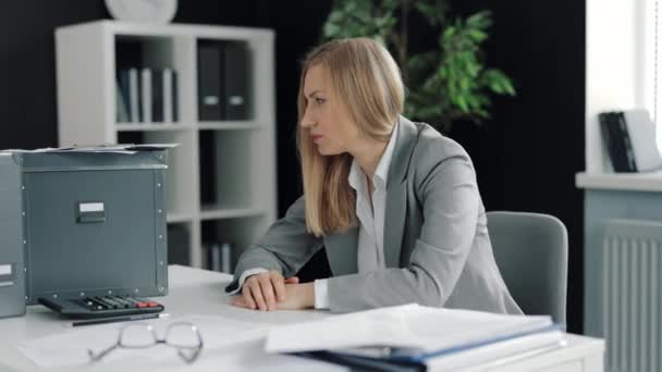 Mulher com burnout no trabalho — Vídeo de Stock