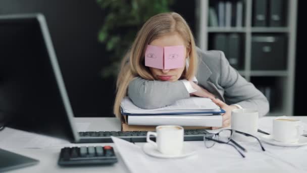 Señora de negocios siesta en la oficina — Vídeos de Stock