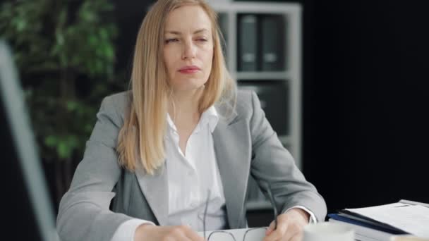 कार्यस्थल पर नींद वाली व्यवसायी महिला — स्टॉक वीडियो