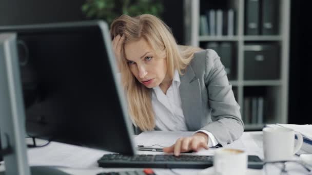 コンピューターに入力する過労の女性 — ストック動画
