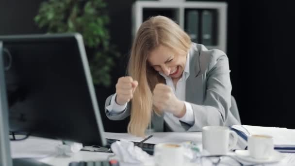 Dühös nő a munkahelyen — Stock videók