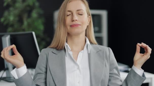 Női vállalkozó meditál az irodában — Stock videók