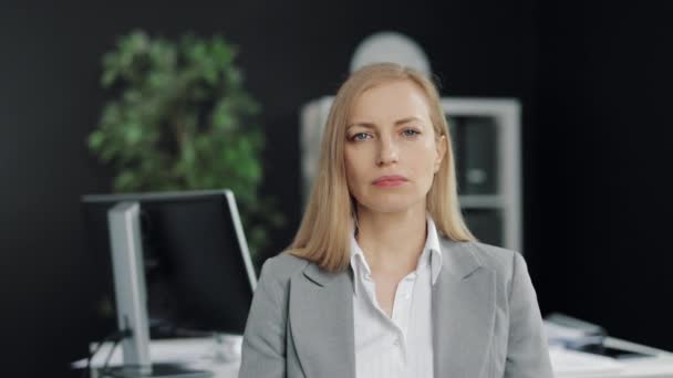 Potret wanita bisnis yang frustrasi — Stok Video