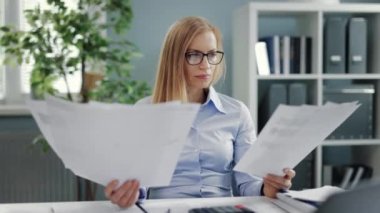 Belgeleri olan üzgün iş kadını.