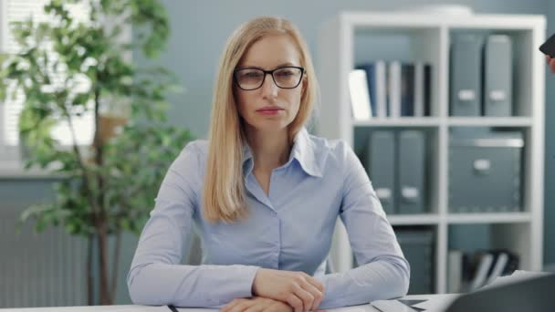 Femme se sentant stressée au travail — Video