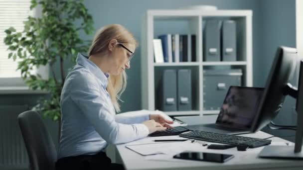 Mujer trabajando horas extras en la oficina — Vídeos de Stock