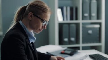 İş yerindeki öfkeli kadın.