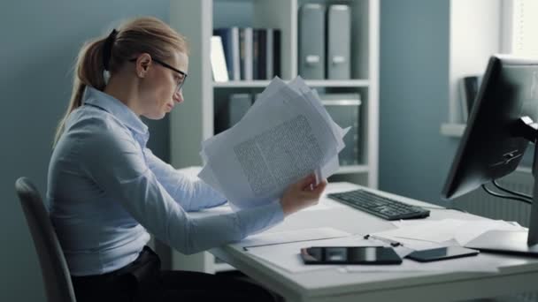 Mulher com estresse no trabalho — Vídeo de Stock
