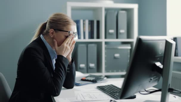 Mujer de negocios cansada en el trabajo — Vídeos de Stock