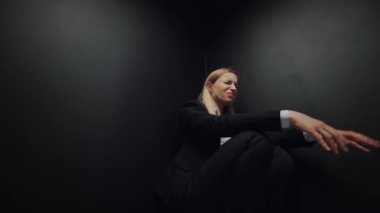 Köşede saklanan iş kadını