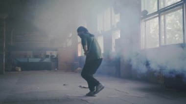 Adam içeride break dans yapıyor.