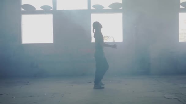 Junger Mann tanzt drinnen — Stockvideo