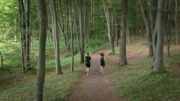 Dos jóvenes corriendo al aire libre — Vídeos de Stock