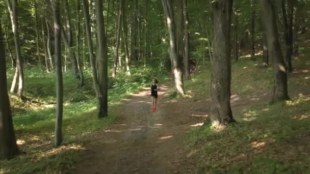 Femme courant dans la forêt — Video