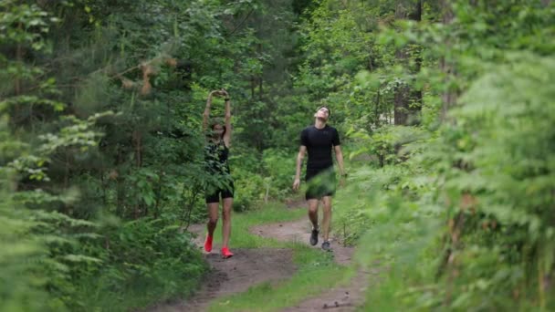 Dos corredores de senderos en el bosque — Vídeos de Stock