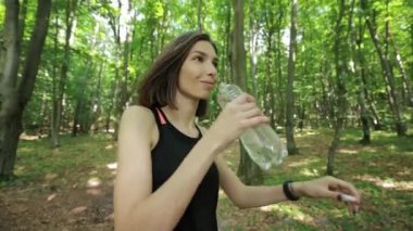 Koşarken su içen kadın