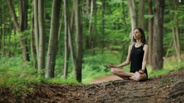 Ormanda meditasyon yapan bir kadın