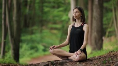 Dışarıda yoga yapan bir kadın.