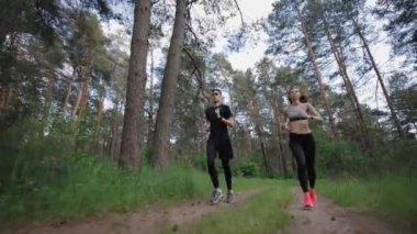 Dışarıda koşuşturan aktif bir çift.