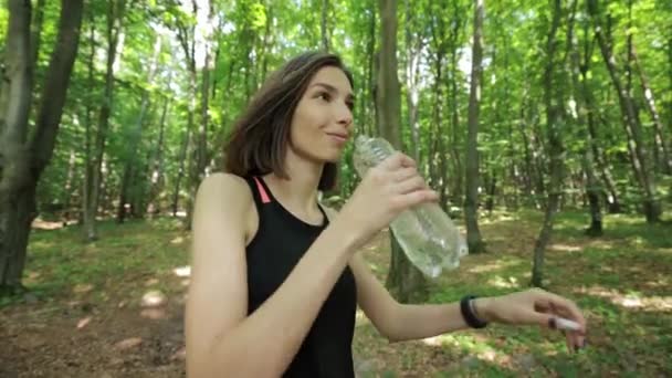 Mujer bebiendo agua mientras corre — Vídeo de stock