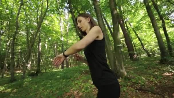 Donna che corre nella foresta — Video Stock