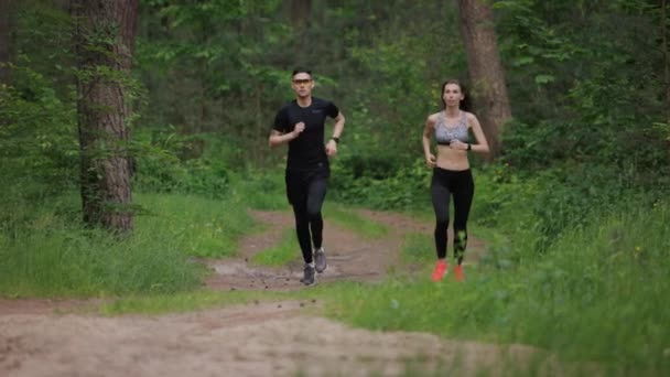 Fitness pár běží na přírodě — Stock video