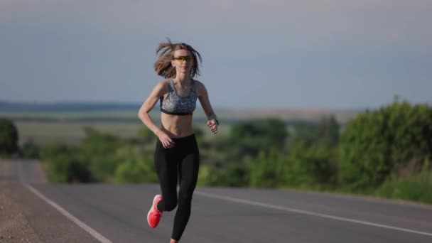 Donna che corre su strada asfaltata — Video Stock