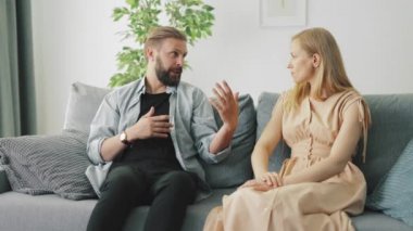 Olgun çift kanepede konuşuyor.