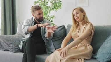 Aile evde sohbet ediyor.