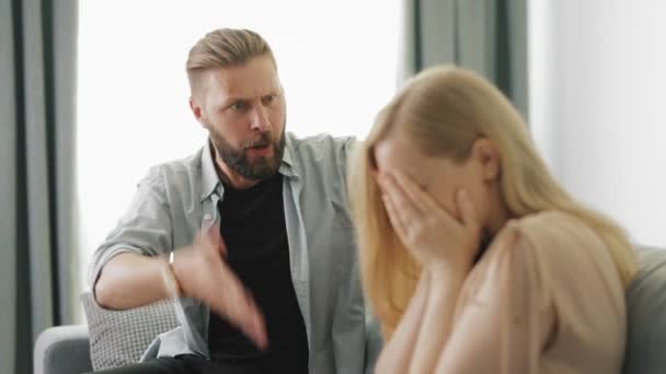 Férfi sikoltozik síró nő — Stock videók