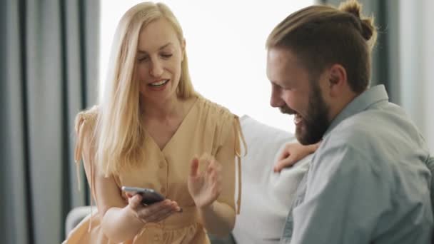 Žena s mobilním hovorem s mužem — Stock video