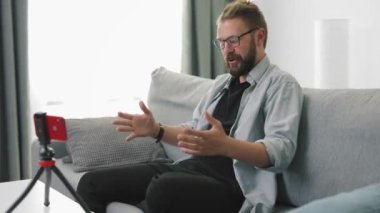 Adam cep telefonundan vlog kaydediyor