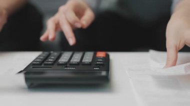 Ev faturalarını sayan çift