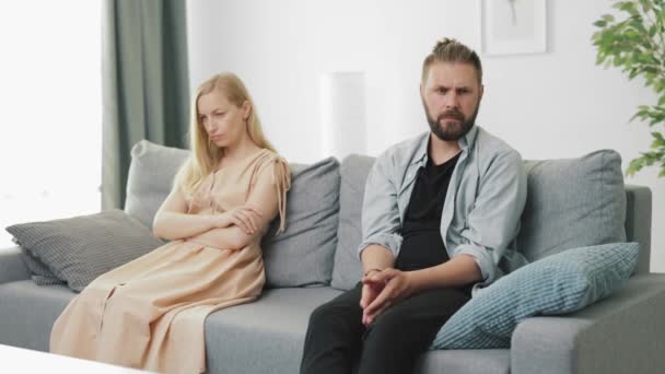 Frustrated couple sitting in silence — Stock Video