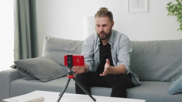 Homem gravação vlog no smartphone — Vídeo de Stock