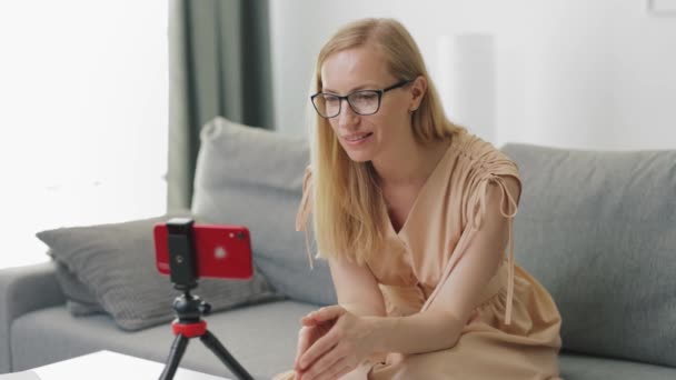 Kobieta nagrywająca vlog na smartfonie — Wideo stockowe