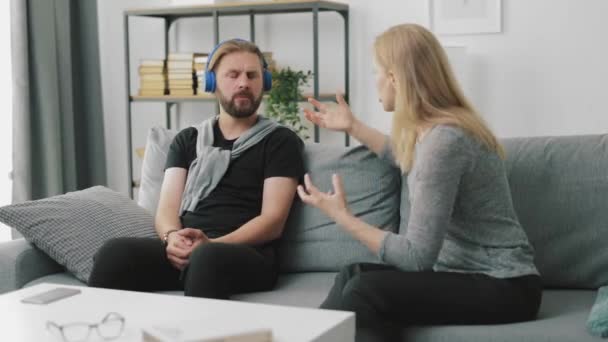 Muž ignoruje naštvanou ženu — Stock video